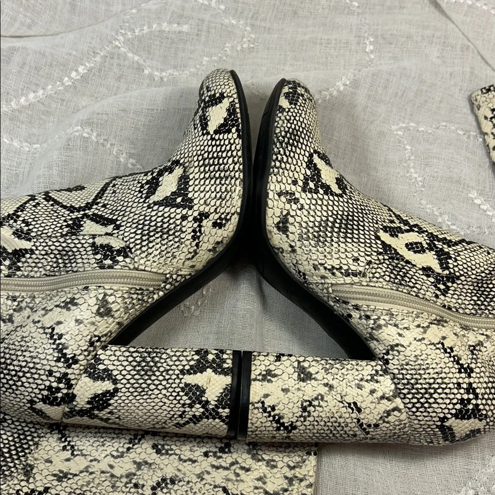 Unisa almost NEW Jaydi snake pattern thigh high heeled boots